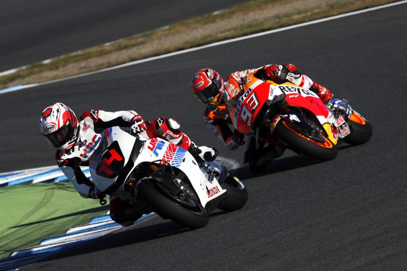 Marc Marquez proti Fernandu Alonsu na Hondi