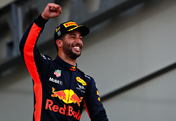 Ricciardo presenetljiv zmagovalec kaotične dirke v Bakuju