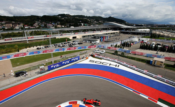 Vettel najhitrejši na prvem prostem treningu