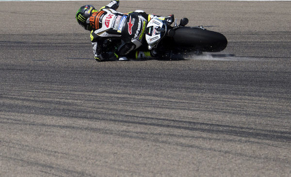 Crutchlow pri padcu zlomil gleženj