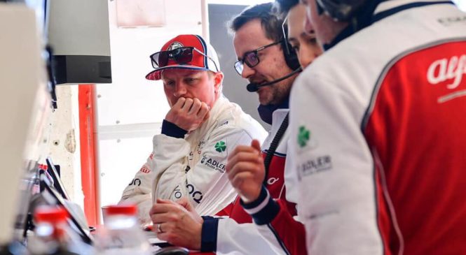 VIDEO: Raikkonen si je kar sam popravil dirkaški sedež