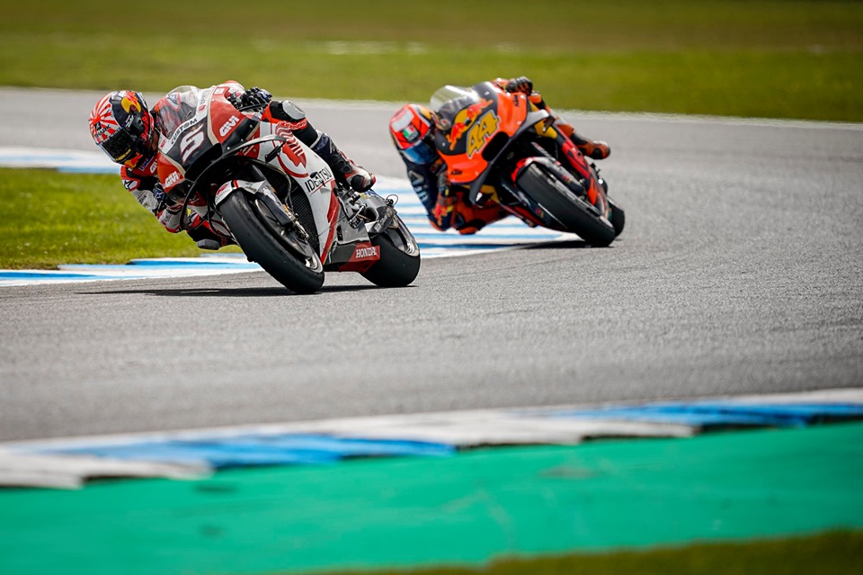 Johann Zarco v boju z Polom Espargarojem (MotoGP Phillip Island)