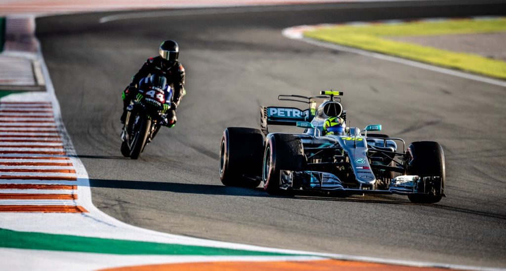 Lewis Hamilton na MotoGP Valentino Rossi v F1