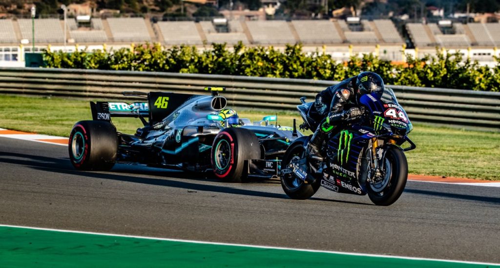 Valentino Rossi in Lewis Hamilton skupaj na stezi 2019