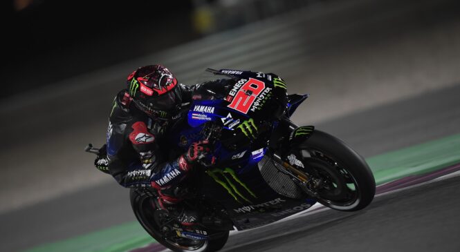 Ogrevanje pred prvo dirko sezone sta dobila dirkača Yamahe