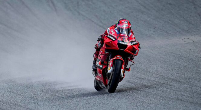 Bagnaia v zadnjem krogu mimo sedmih dirkačev