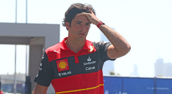 Carlos Sainz podpisal z Mercedesom, Hamilton končuje kariero