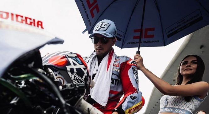 Fabio Di Giannantonio se spogleduje s Hondo