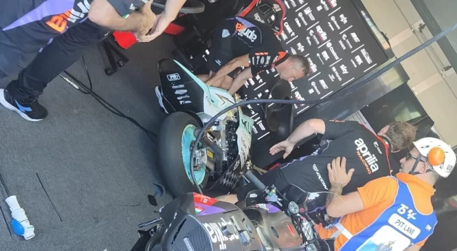 Dirkač Moto2 v boksih povozil redarja in garaži Aprilie trčil v motocikel MotoGP