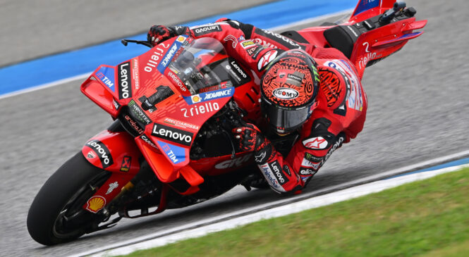 Bagnaia zmagovalec deževne dirke v Buriramu, Marquez padel, Martin drugi