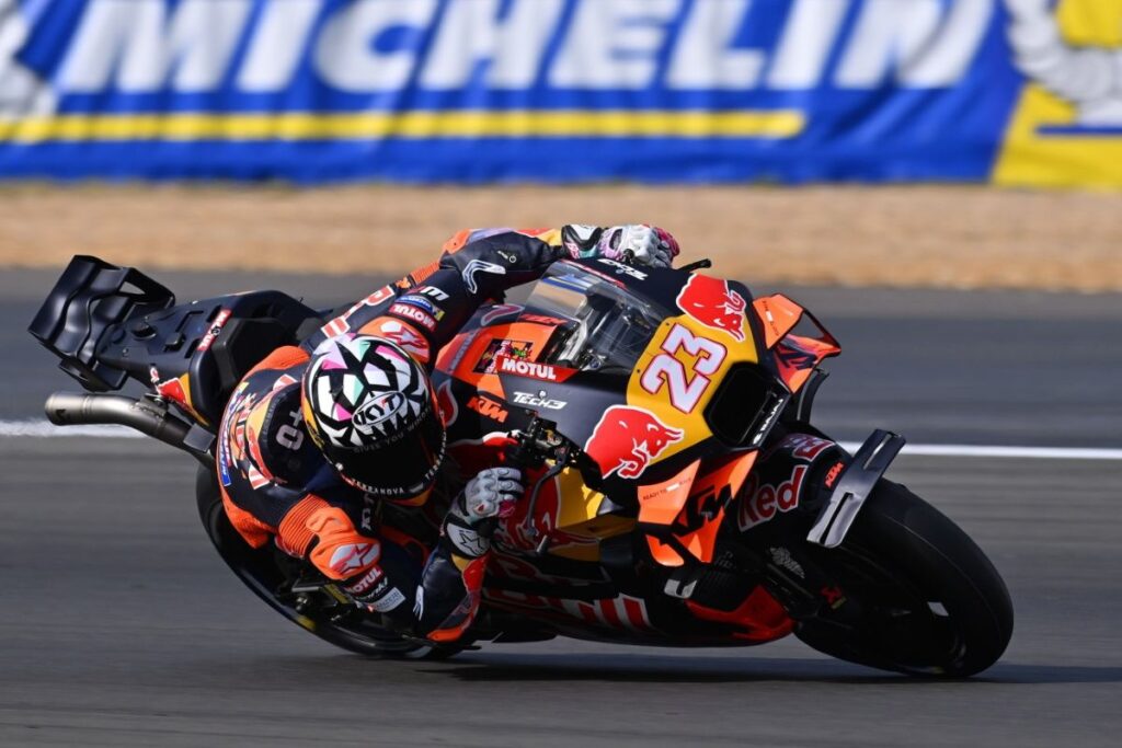 Enea Bastianini med dirko MotoGP v Silverstonu 2025, kjer se je soočil z velikimi težavami in končal šele na 17. mestu.