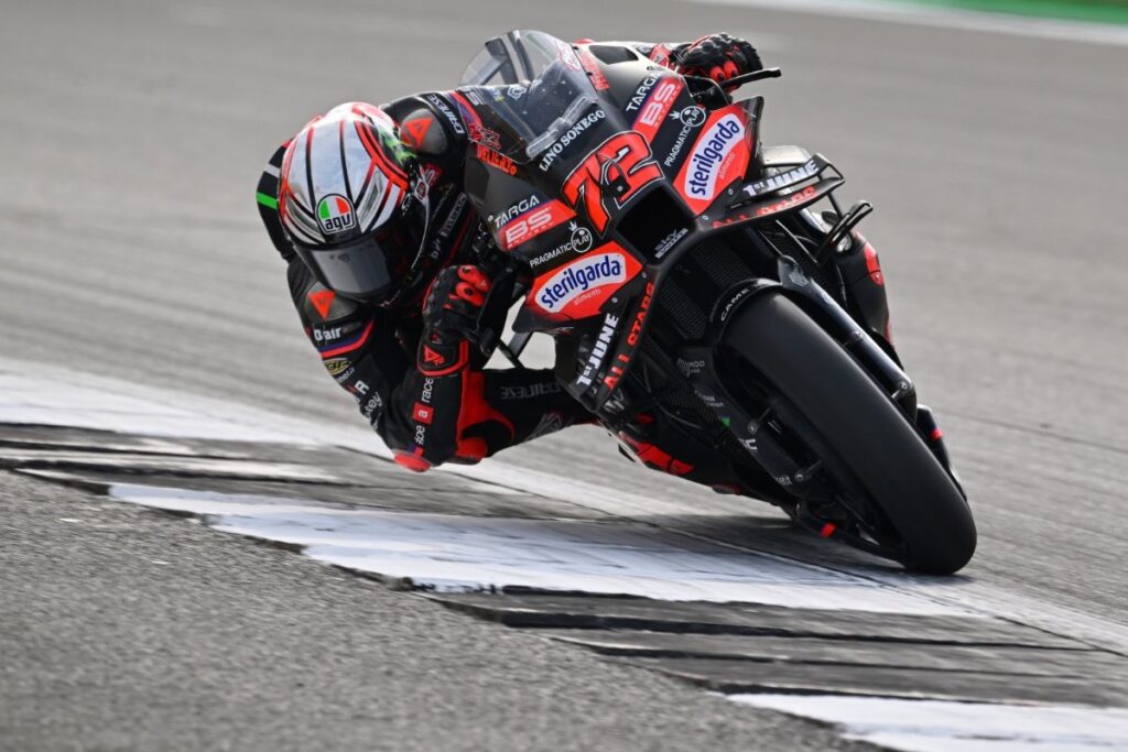 Marc Bezzecchi slavi zmago na dirki MotoGP v Silverstonu 2025 po dramatičnem razpletu z več padci in odstopi.