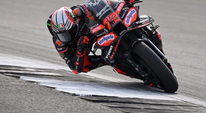 Marco Bezzecchi senzacionalni zmagovalec dramatične dirke v Silverstonu, razočaranje dominantnega Quartararoja, srečen razplet za Marqueza