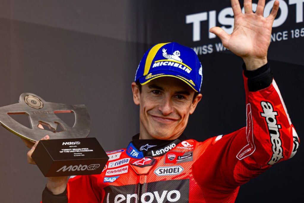 Marc Marquez na dirki MotoGP za VN Velike Britanije po padcu in ponovnem štartu končuje na stopničkah