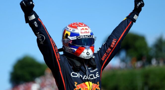Max Verstappen s hrabrim prehitevanjem Piastrija do suverene zmage na 400. dirki Red Bulla v Imoli