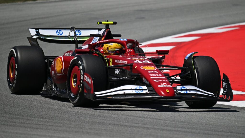 Lewis Hamilton na stezi na kvalifikacijah za VN Španije 2025