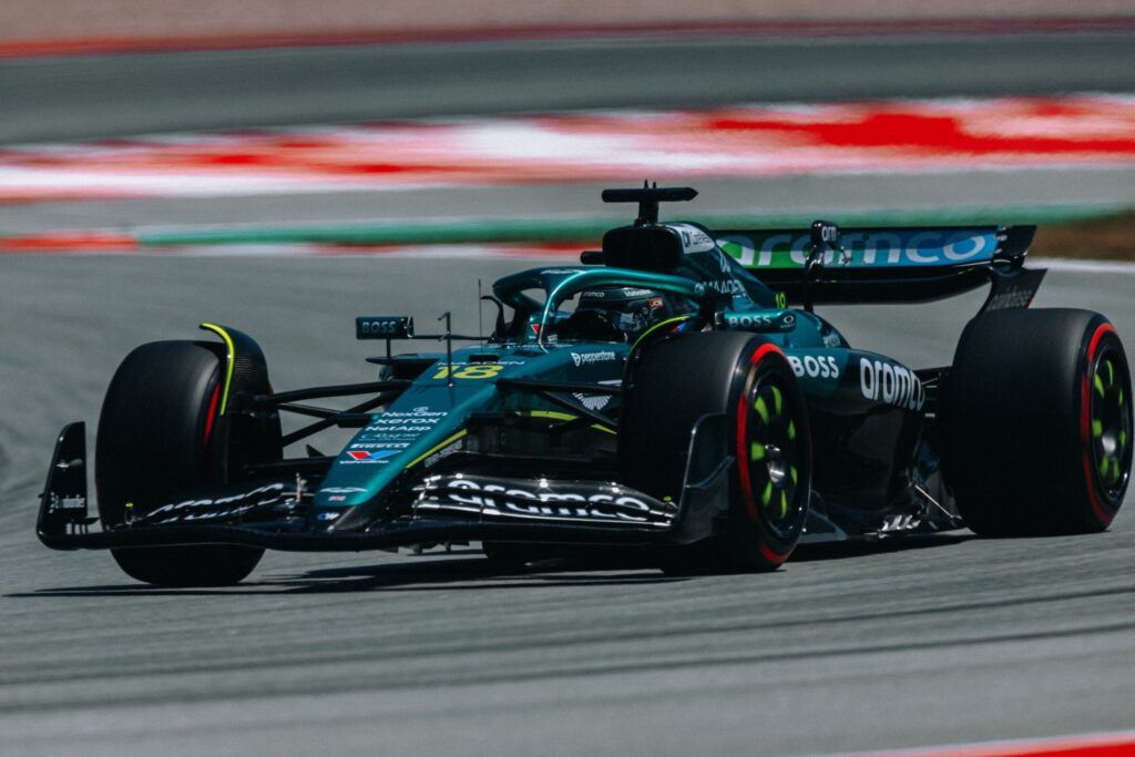 Lance Stroll v dirkalniku Aston Martin med sezono Formule 1