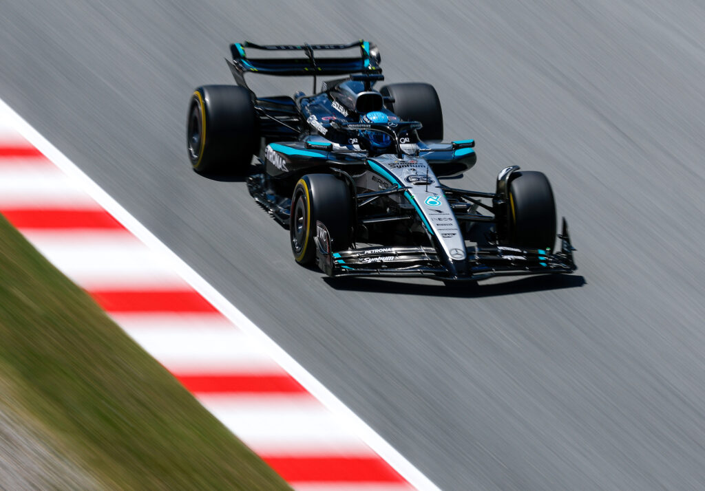 George Russell med kvalifikacijami za VN Španije 2025 na stezi Circuit de Barcelona-Catalunya.