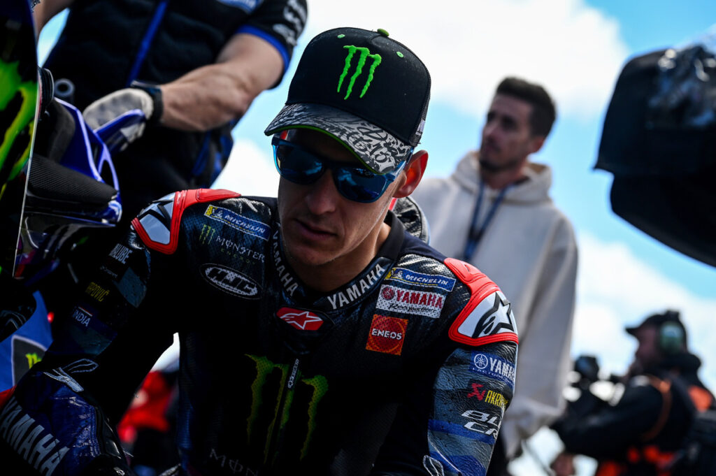 Solzni Fabio Quartararo ob progi po odstopu z vodstva na dirki MotoGP za VN Velike Britanije