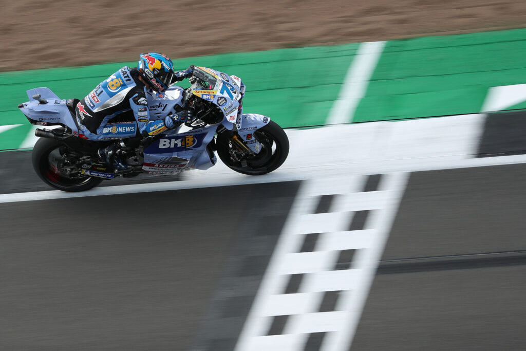 Alex Marquez prečka ciljno črto kot zmagovalec MotoGP sprint dirke v Silverstonu