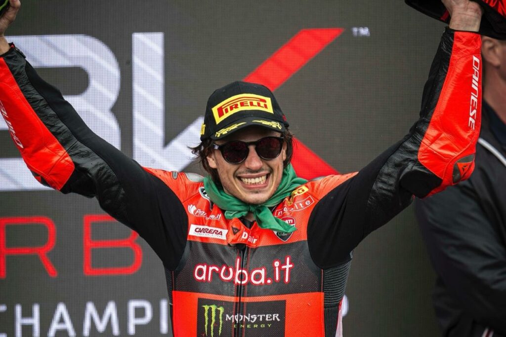 Nicolo Bulega slavi zmago z Ducatijem v prvenstvu WorldSBK