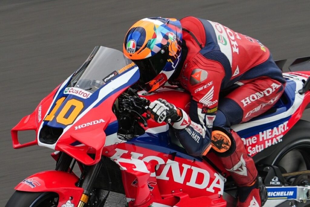 Luca Marini v HRC opremi med testiranjem za Suzuka 8 ur pred nesrečo