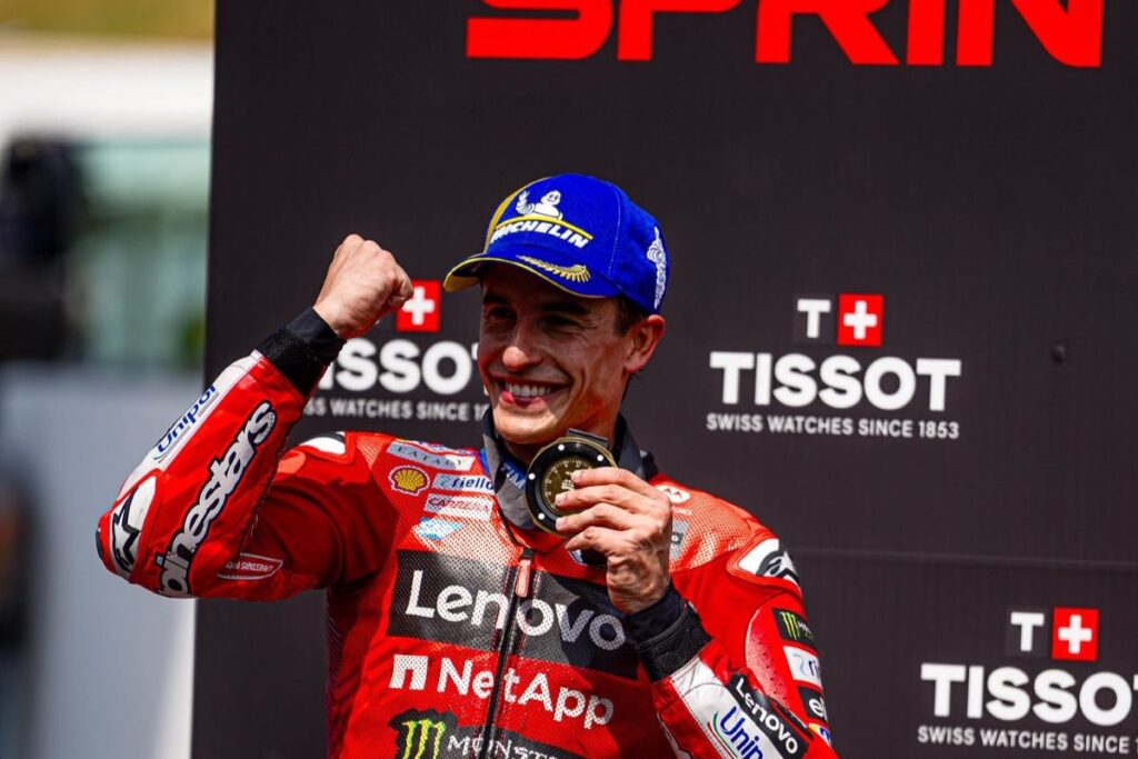 Marc Marquez slavi zmago v sprint dirki za VN Italije 2025 pred Alexom Marquezom in Francescom Bagnaio