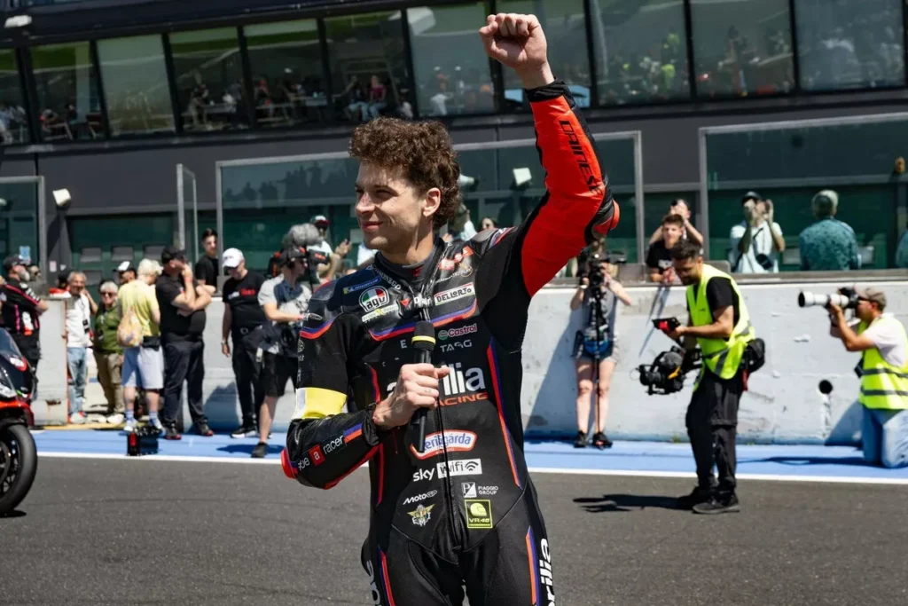 Marco Bezzecchi po zmagi na dirki MotoGP v Silverstonu
