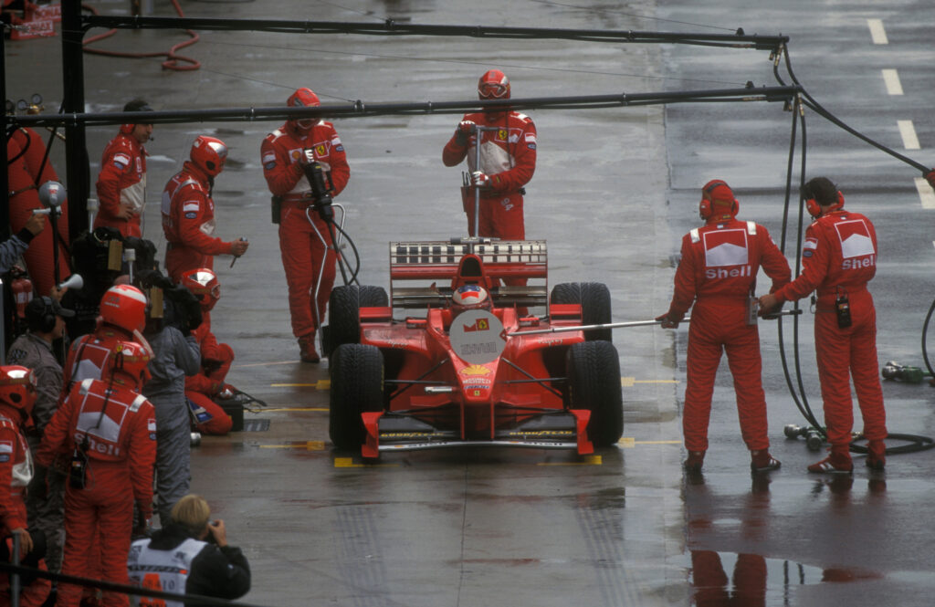 Michael Schumacher v Ferrariju med zmago na deževni VN Velike Britanije 1998 v Silverstonu