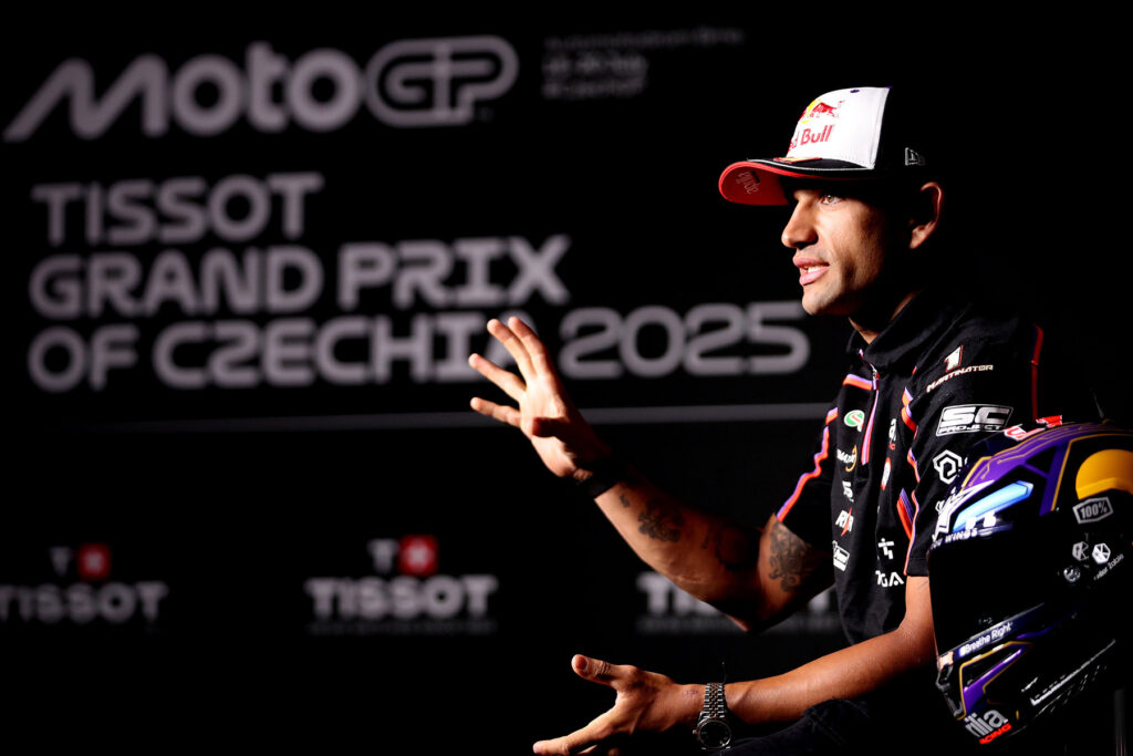 Jorge Martin med tiskovno konferenco v Brnu, kjer je potrdil ostanek pri Apriliji do 2026