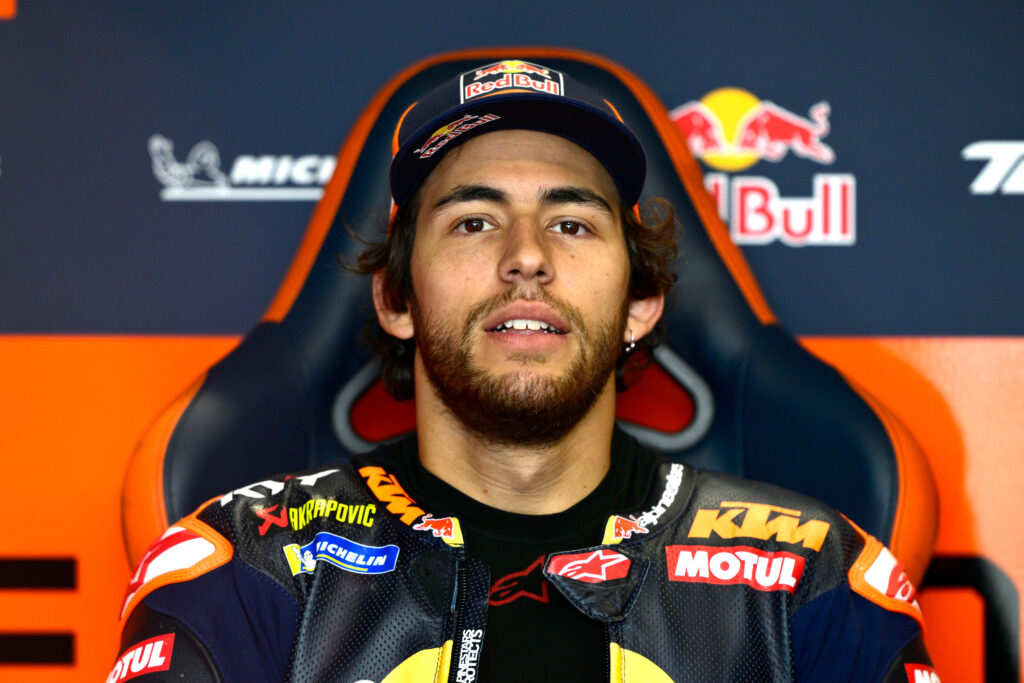 Enea Bastianini v garaži ekipe Tech3 KTM pred povratkom na dirko MotoGP v Brnu.